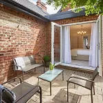 The Hampton Garden Daire