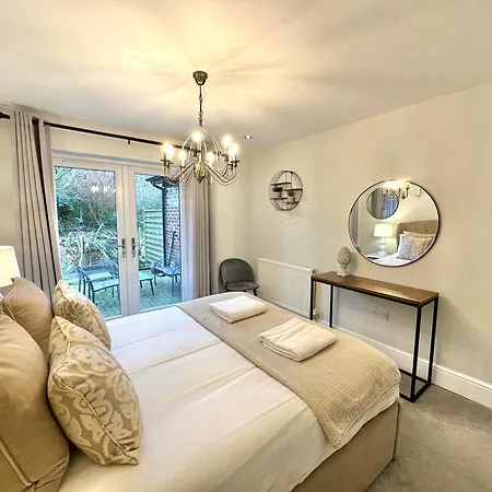 The Hampton Garden Daire