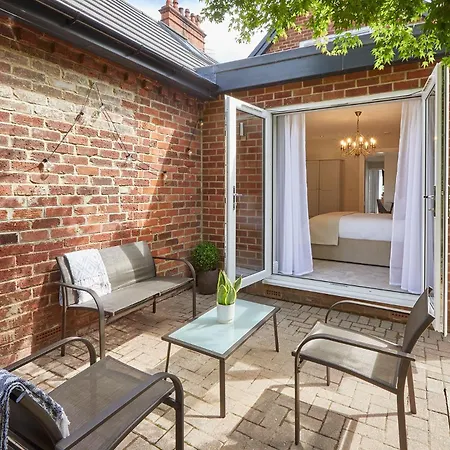 The Hampton Garden Daire