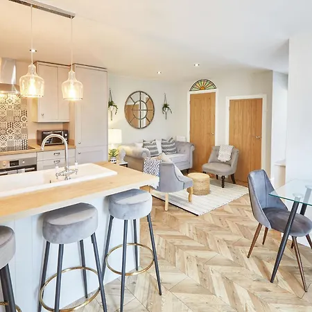 The Hampton Garden Daire *